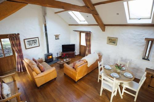 Peaceful Pembrokeshire Farm Cottage with Hot Tub in Wiston