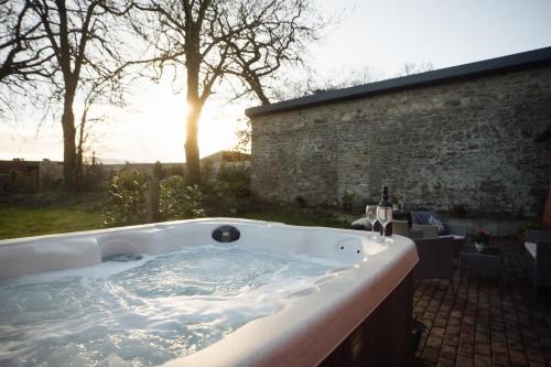 Peaceful Pembrokeshire Farm Cottage with Hot Tub in Wiston