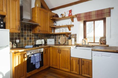 Peaceful Pembrokeshire Farm Cottage with Hot Tub in Wiston