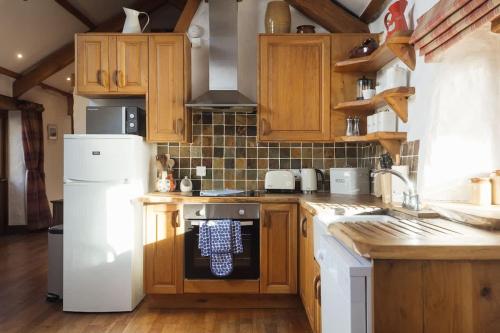 Peaceful Pembrokeshire Farm Cottage with Hot Tub in Wiston