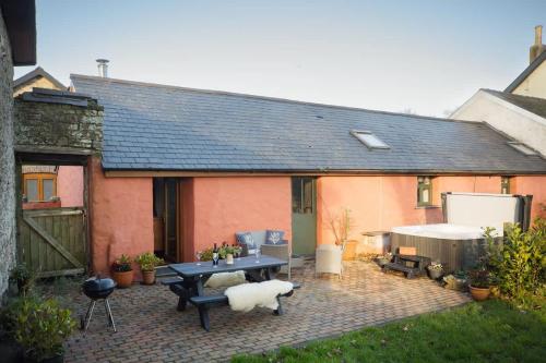 Peaceful Pembrokeshire Farm Cottage with Hot Tub in Wiston