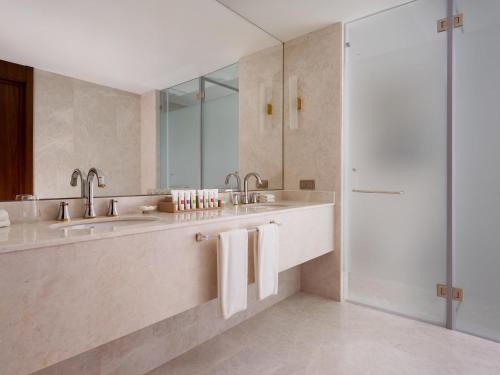 Executive Junior Suite with Panoramic Mountain View