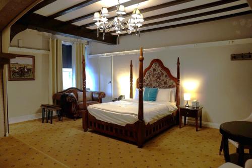 The Tudor Hotel Room Type - Superior Double Room
