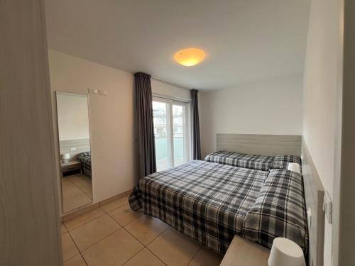 Seaside flat with spacious balcony - image 3