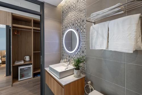 room detail thumbnail 2