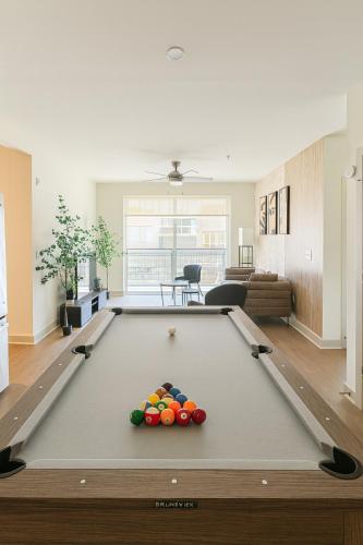 Resort-Style Retreat|1 King/2 Queens, Pool table 6 – khách sạn tại Khac