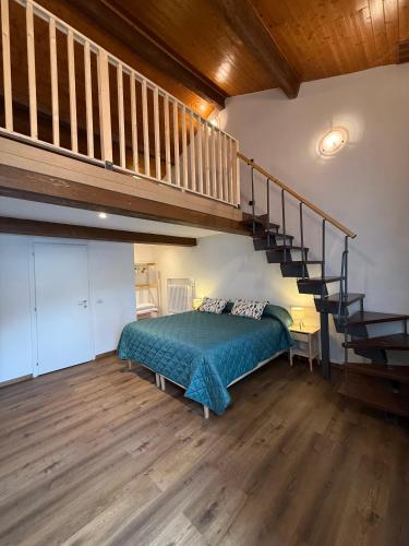 1 queen bed, 3 twin beds