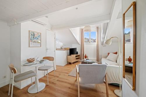 Charming & Bright Cozy Retreat on Nice Port