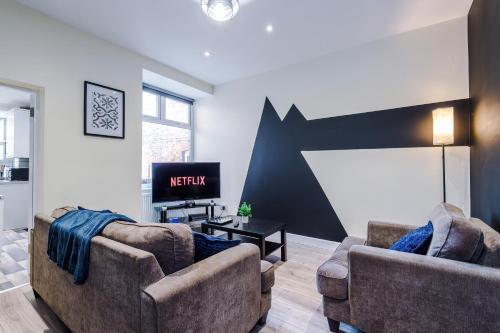 NEW Neat 4BR House, Pool Table, Free Parking – khách sạn tại Salford