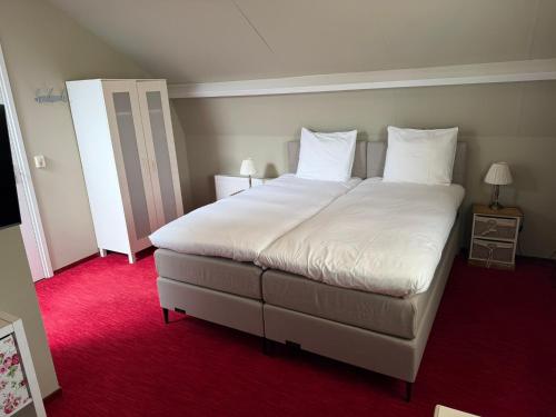 3 bedrooms, 8 beds