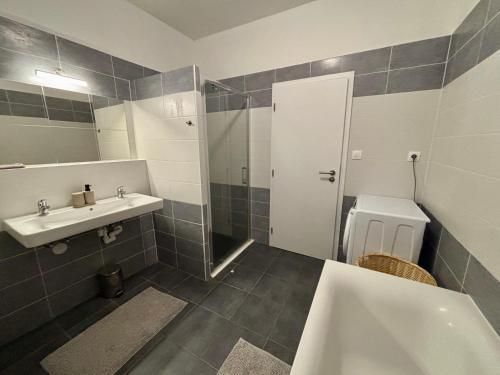 Amazing large 2,5rooms with terrace and parking!, Братислава (фото 3)