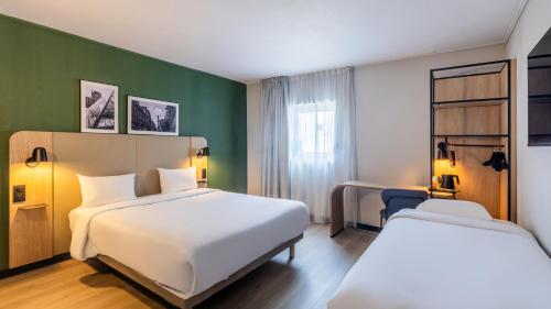 1 double bed, 1 twin bed