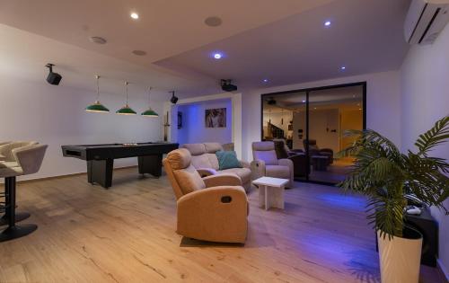 Casa Vita featuring a sea view, billiards, and heated pool in 奧米什
