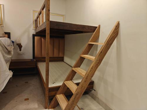 1 queen bed, 1 bunk bed