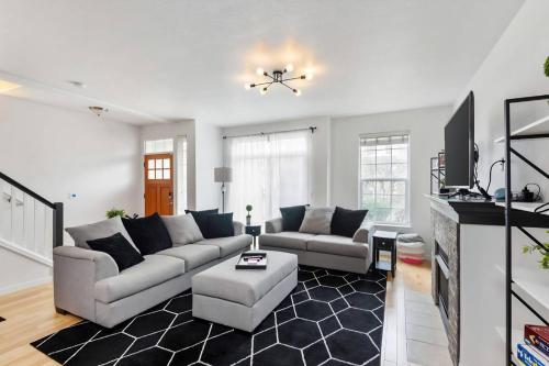 Modern Clackamas Townhome • Garage • Patio in Happy Valley (OR)