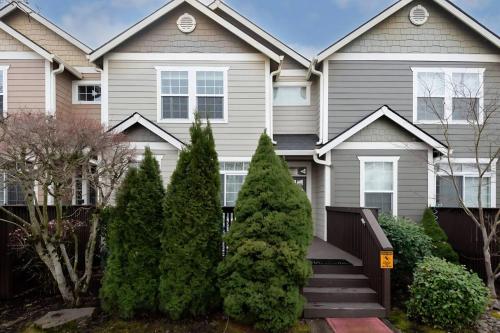 Modern Clackamas Townhome • Garage • Patio in Happy Valley (OR)