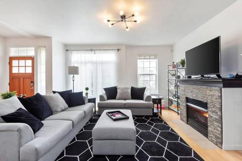 Modern Clackamas Townhome • Garage • Patio in Happy Valley (OR)
