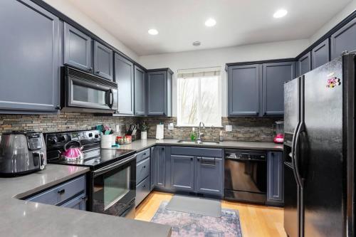 Modern Clackamas Townhome • Garage • Patio in Happy Valley (OR)