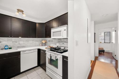 Downtown 3BR Oasis with Balcony & King Ensuite - image 4