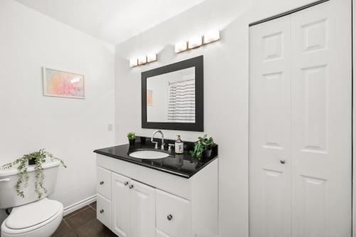 Downtown 3BR Oasis with Balcony & King Ensuite - image 3