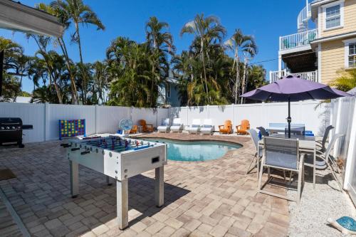 Turtle Tracks - 1 Block to Beach! Pool by Anna Maria Life Vacation Rentals - image 4