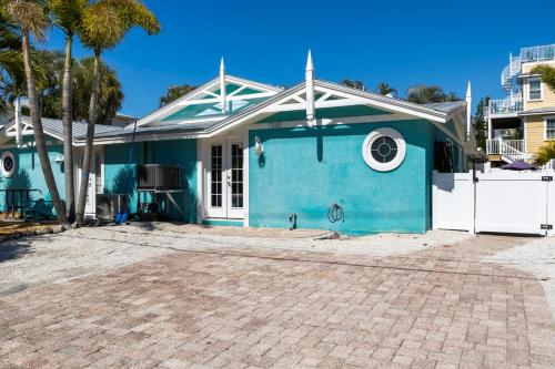 Turtle Tracks - 1 Block to Beach! Pool by Anna Maria Life Vacation Rentals - image 2