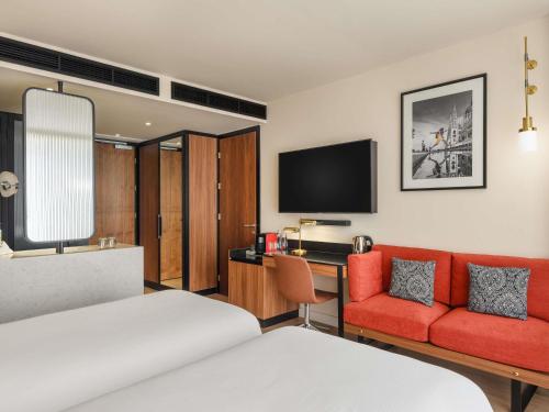 room detail thumbnail 2