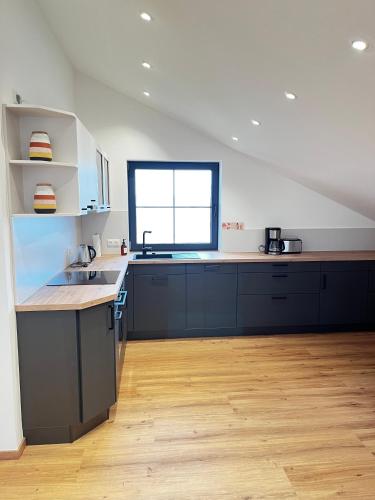 Moderne Wohnung mit Balkon auf dem Bauernhof in Eberfing