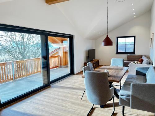Moderne Wohnung mit Balkon auf dem Bauernhof in Eberfing
