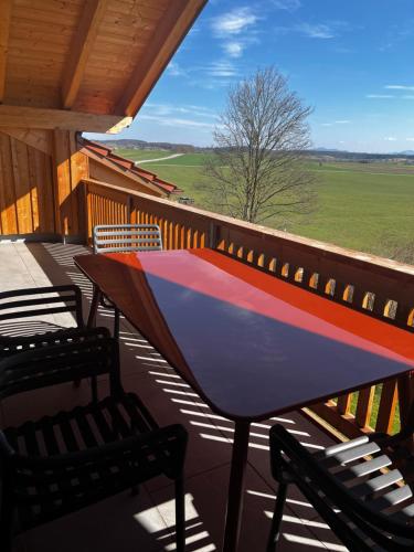 Moderne Wohnung mit Balkon auf dem Bauernhof in Eberfing