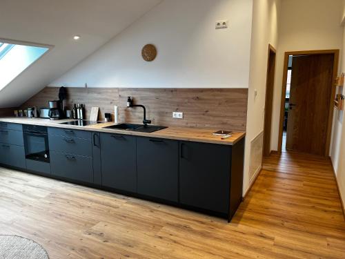 Moderne Wohnung mit Balkon auf dem Bauernhof in Eberfing