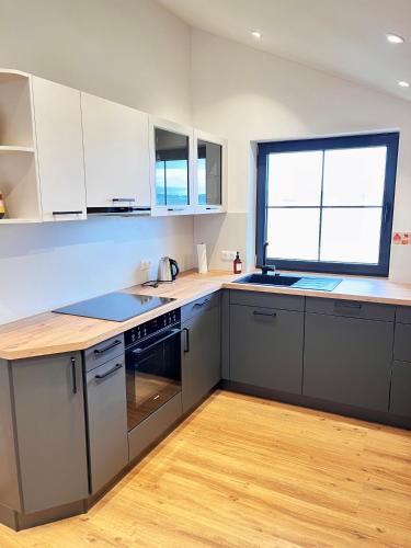 Moderne Wohnung mit Balkon auf dem Bauernhof in Eberfing