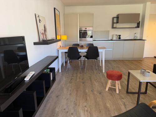 Beautiful 2-bedroom apartment with parking and pool