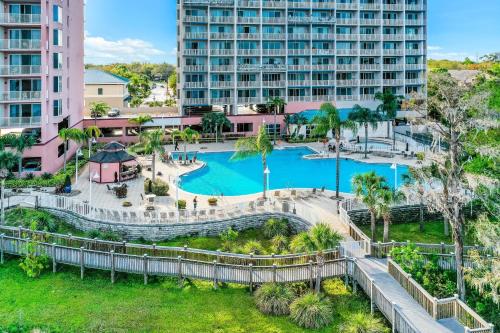Lovely lakefront condo with lake view, kitchen, pool & hot tub near attractions – khách sạn tại Hồ Bryan