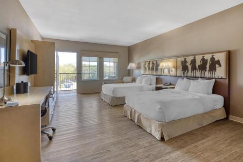 2 queen beds