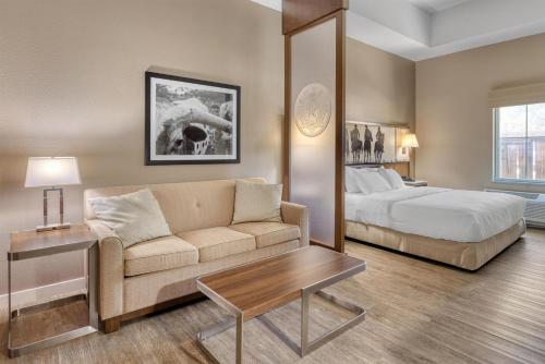 貝斯特韋斯特班德拉套房及轎車 (Best Western Bandera Suites & Saloon) in 班德拉
