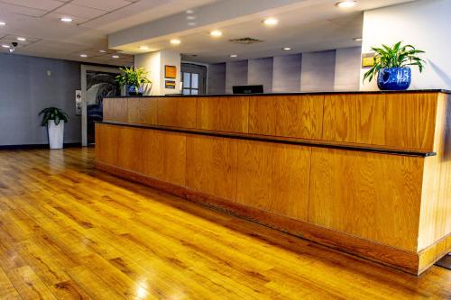 薩拉索塔市中心溫德姆拉昆塔套房酒店 (La Quinta Inn & Suites by Wyndham Sarasota Downtown) in 可可納特中區