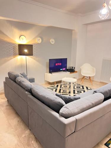 Spacious 2BR Apartment with Balcony near Metro Thessaloniki – khách sạn tại Menemeni