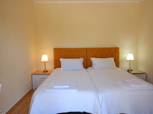 2 twin beds