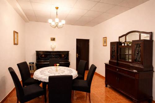 Villa Andy -private yard, swimming pool, panoramic view in Gornji Vinjani