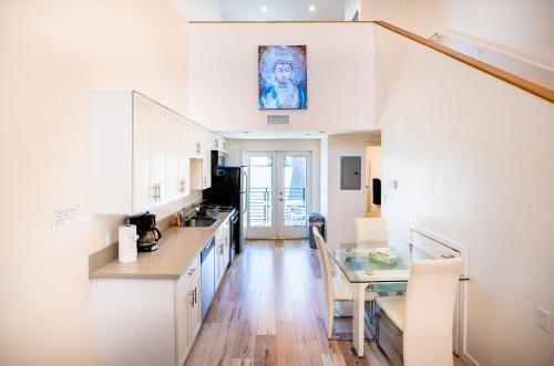 Modern One Bedroom Loft With Dining Area & Parking
