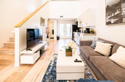 Chic 1-Bedroom Loft in Hollywood 10 Min From Downtown