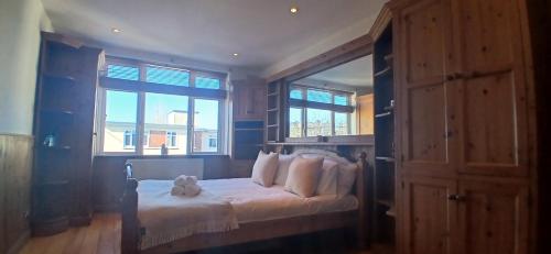 Bright 2BDR Sandymount Apartment Near Sea - image 4