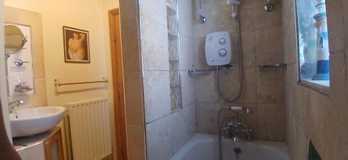 Bright 2BDR Sandymount Apartment Near Sea - image 5