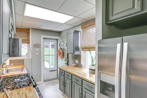 Pittsburgh Home with Private Yard 3 Mi to Dtwn! in Pittsburgh, USA