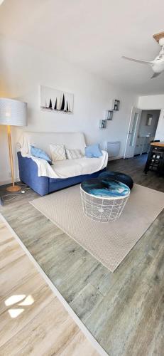 La Voile Bleue où il fait bon être plage et commerces à pied 2 de France