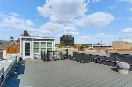 Walk Downtown | Rooftop Patio + 2 King Beds in Fayetteville (NC)