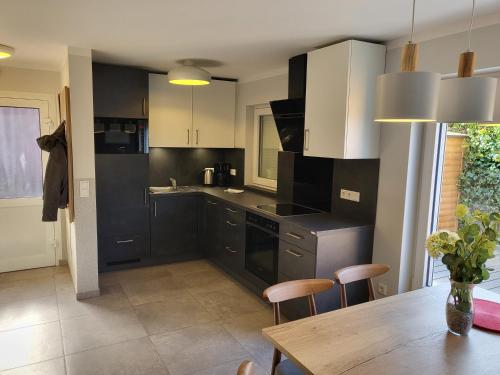 Кухня, Ferienhaus Norderny direkt am Deich, Fledderweg 8 in Norddeich in Норден