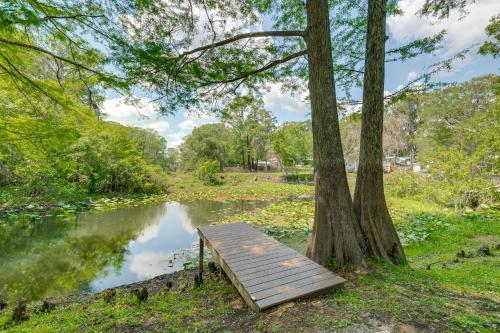 Bushnell Riverside Retreat w/ Hot Tub & Game Shed in Floral City