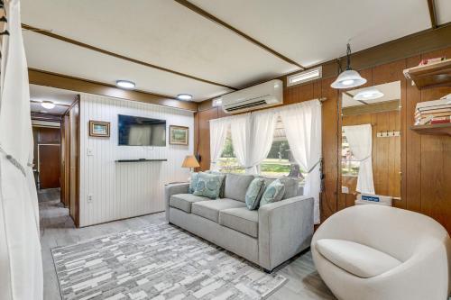 Bushnell Riverside Retreat w/ Hot Tub & Game Shed in Floral City